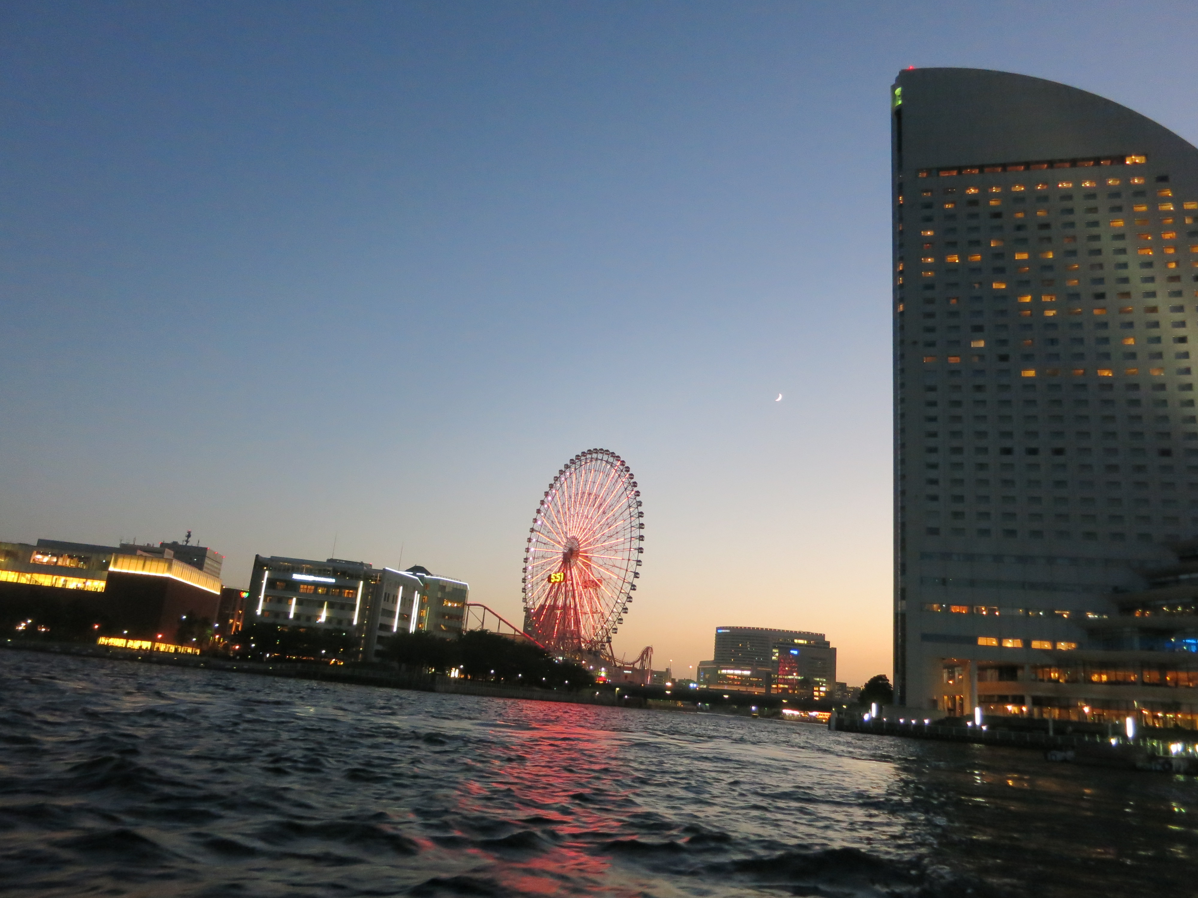 シーバスで海から見る観覧車と夜景 そして初めての船体験 横浜 湘南で子供と遊ぶ あそびい横浜 湘南
