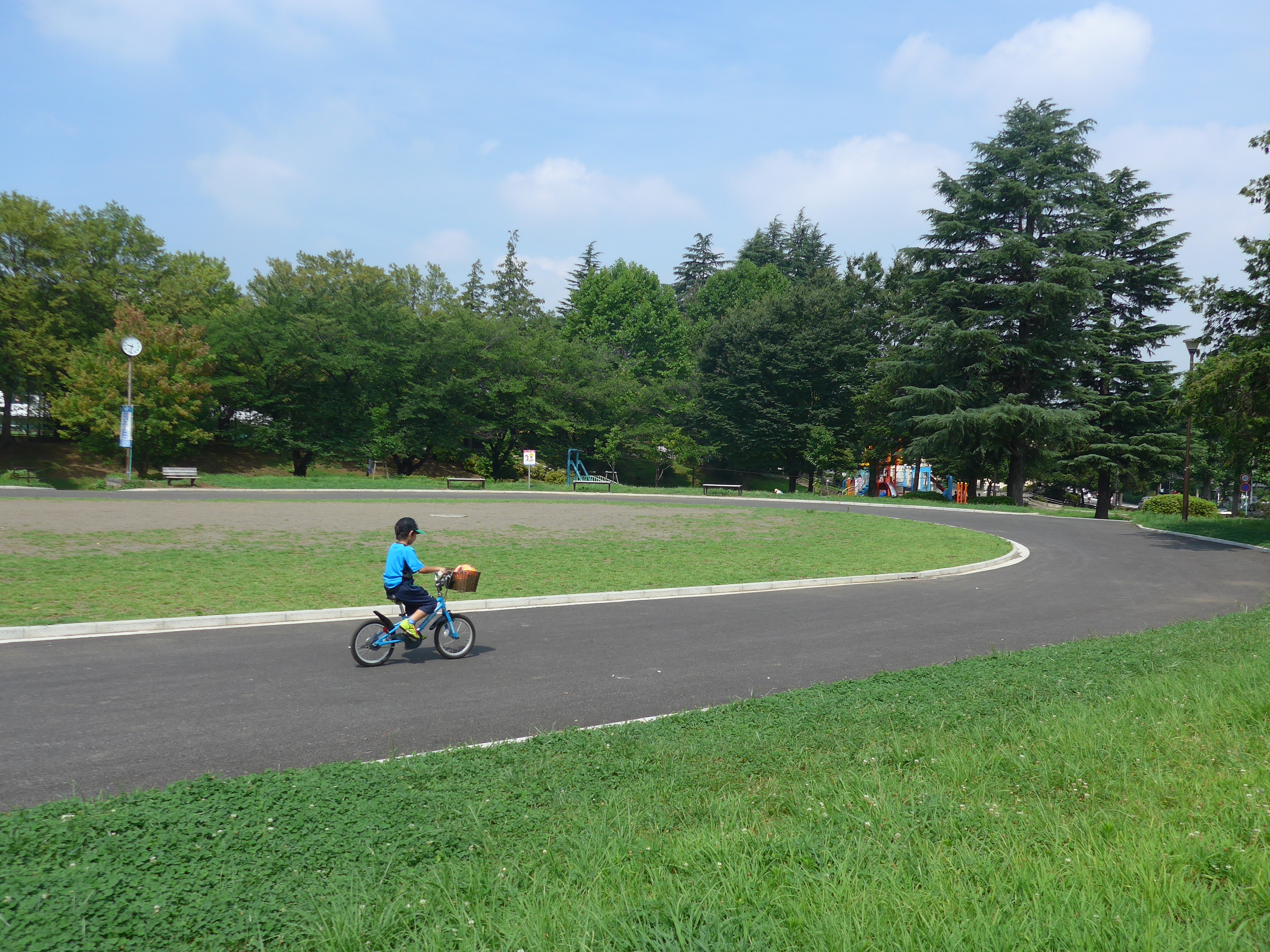 自転車やストライダーの練習 ラジコンにも 舗装された平らで広い公園５選 大駐車場付き 横浜 湘南で子供と遊ぶ あそびい横浜 湘南