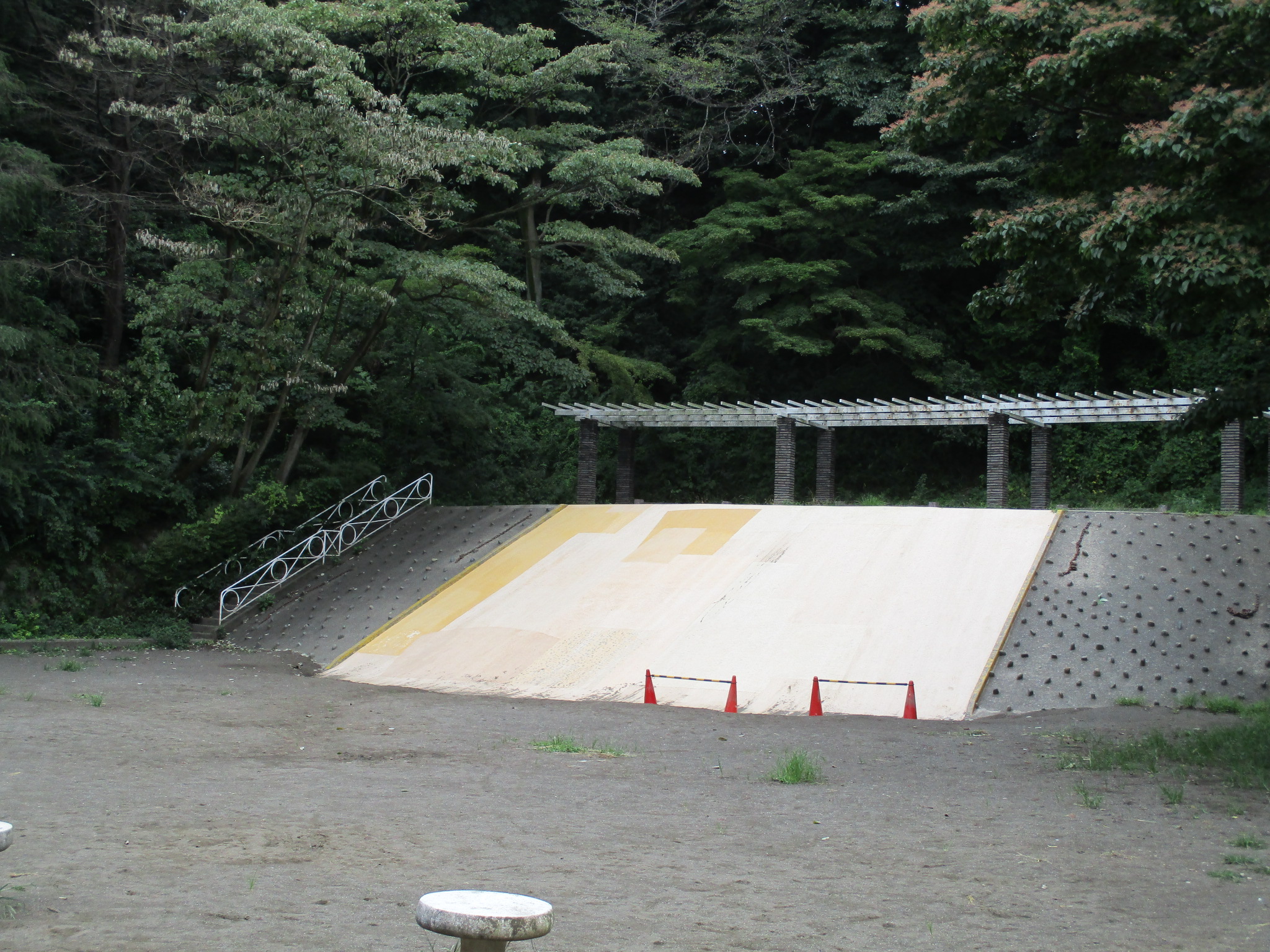 三ツ池公園は 幼稚園さんくらいにおすすめの遊具充実 ３つの池があるさくらの名所です 横浜 湘南で子供と遊ぶ あそびい横浜 湘南