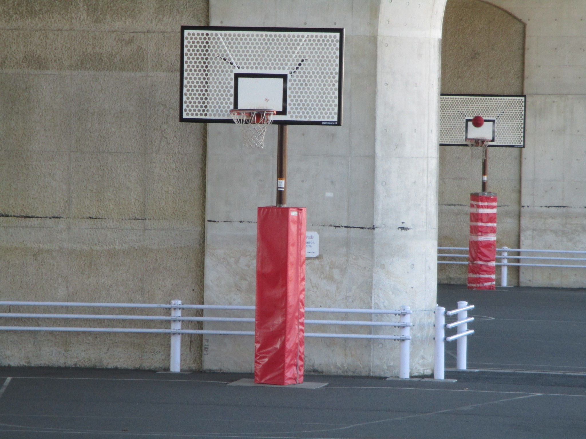 新横浜公園 バスケットボールとスケートボード 自転車練習の穴場に行ってきました 港北区 横浜 湘南で子供と遊ぶ あそびい横浜 湘南