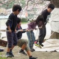 まかどの森プレイパーク：小学校の中でターザンロープで遊んで、かまどで料理。［中区］