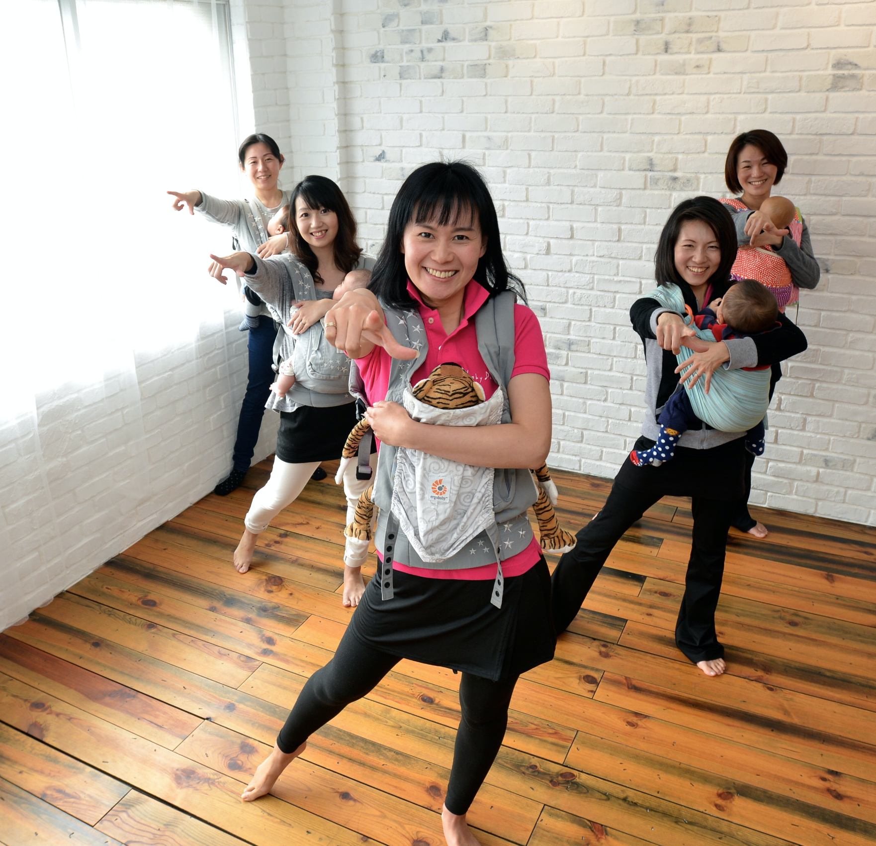 ベビーダンスは赤ちゃんを抱っこしながらのダンスセラピー。通常