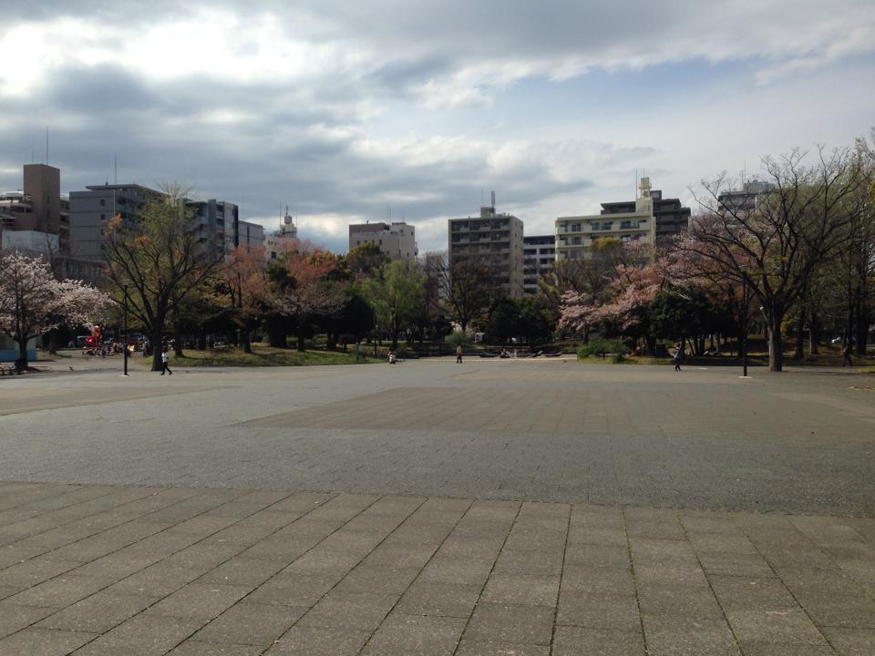 反町公園は、横浜駅西口から歩いても行ける穴場。電車も見えて、スケート場もお隣です。[東横線反町駅 JR線東神奈川駅] 横浜・湘南で子供と