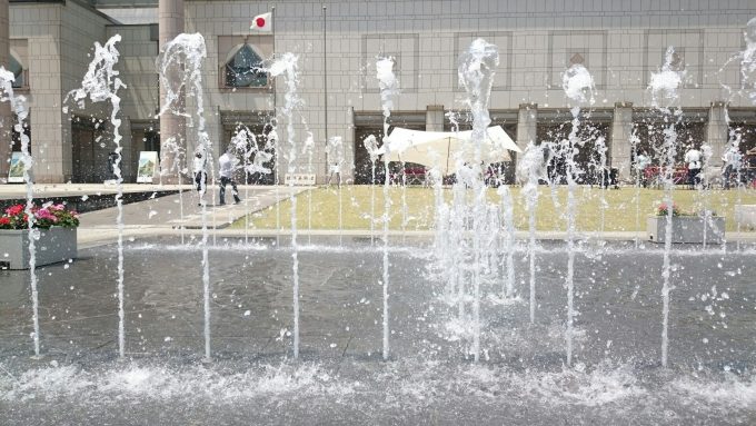 グランモール公園 横浜美術館前に整備されたキレイな公園 子供たちに大人気の噴水もあり暑い日に涼みに行きたい気持ちのいいスポットです 西区みなとみらい 横浜 湘南で子供と遊ぶ あそびい横浜 湘南