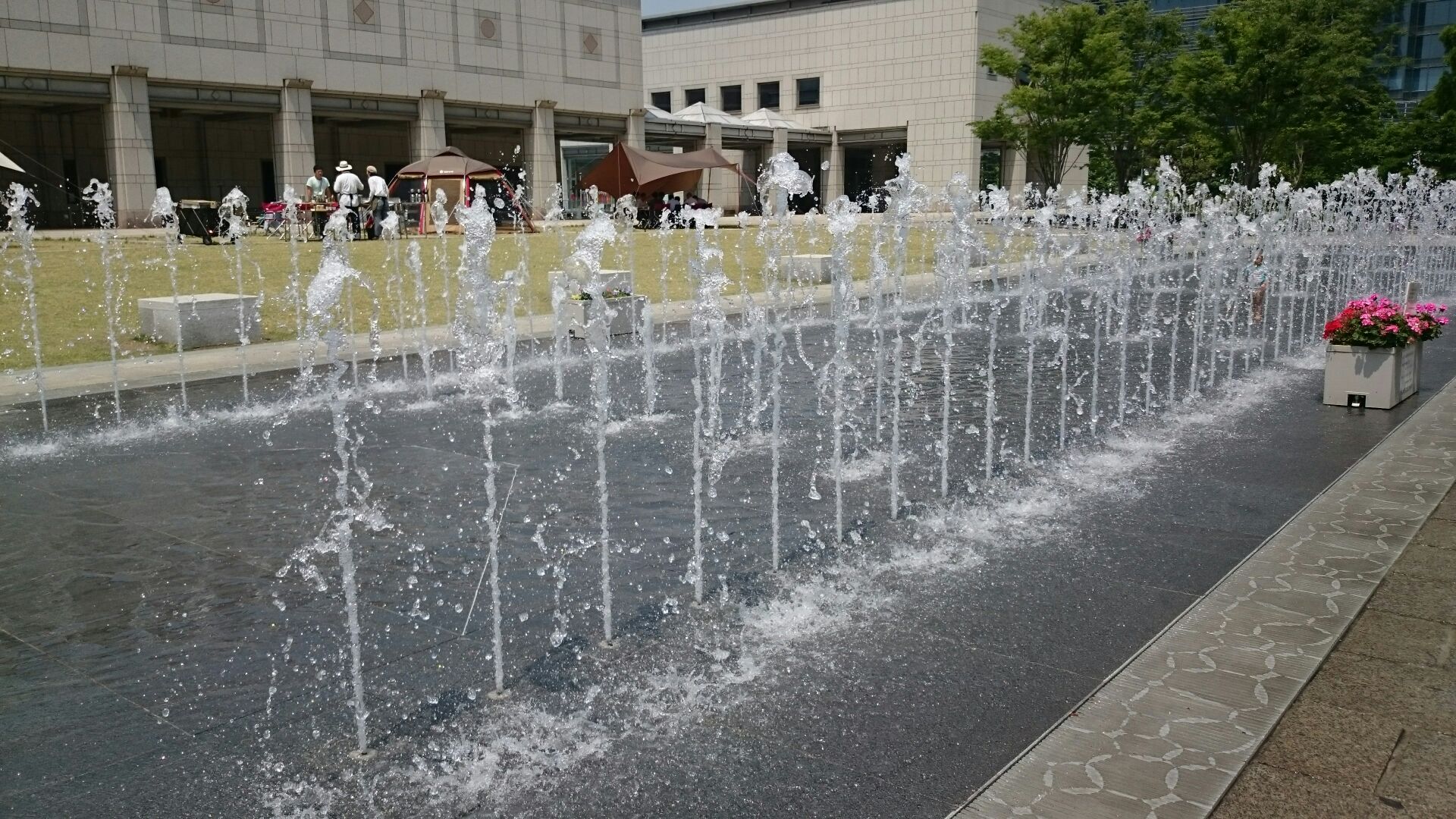 グランモール公園 横浜美術館前に整備されたキレイな公園 子供たちに大人気の噴水もあり暑い日に涼みに行きたい気持ちのいいスポットです 西区みなとみらい 横浜 湘南で子供と遊ぶ あそびい横浜 湘南