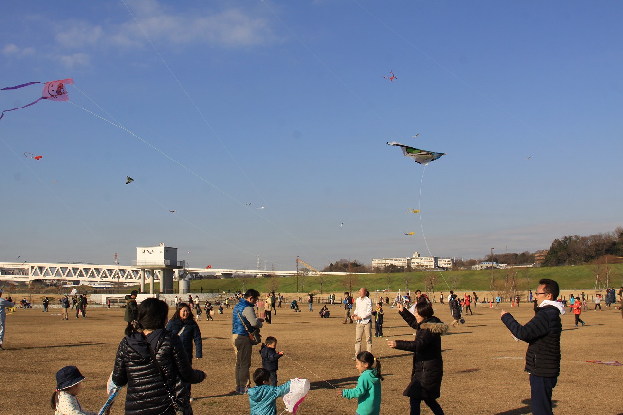 新年は凧あげに挑戦しませんか 新横浜公園で恒例の凧あげイベントが開催 1月8日 横浜 湘南で子供と遊ぶ あそびい横浜 湘南
