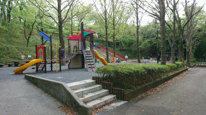 進級の記念撮影にも！児童遊園地はただいま菜の花や芝桜が満開。ロングすべり台でも遊べるおすすめスポットです。（2018年4月7日撮影）[保土ヶ谷