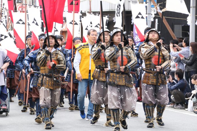 5月3日は小田原城へ集え 戦国絵巻さながらの武者隊がお城に集結 圧巻の大行列を体感しよう 湘南エリア 横浜 湘南で子供と遊ぶ あそびい横浜 湘南