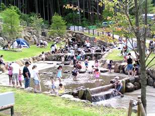 小田原こどもの森公園 わんぱくらんど 満足度120 超大型遊具 乗り物 吊り橋 芝ソリ 動物ふれあい 水遊び 1日遊べる 行く価値あり な森の中の大型公園 湘南エリア 横浜 湘南で子供と遊ぶ あそびい横浜 湘南
