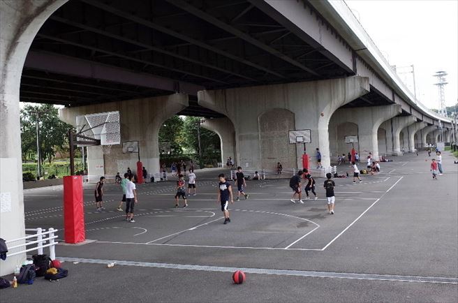 新横浜公園 人気の大型遊具に 自転車練習 バスケットにスケボーもできて 小さい子供から小学生以上まで一日遊べます 港北区 横浜 湘南で子供と遊ぶ あそびい横浜 湘南