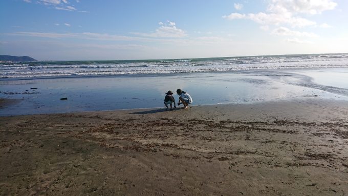 夏だけじゃない ビーチは広い広いお砂場 横浜在住ファミリーが湘南の海で砂浜遊びを楽しんできました ママレポ 横浜 湘南で子供と遊ぶ あそびい横浜 湘南