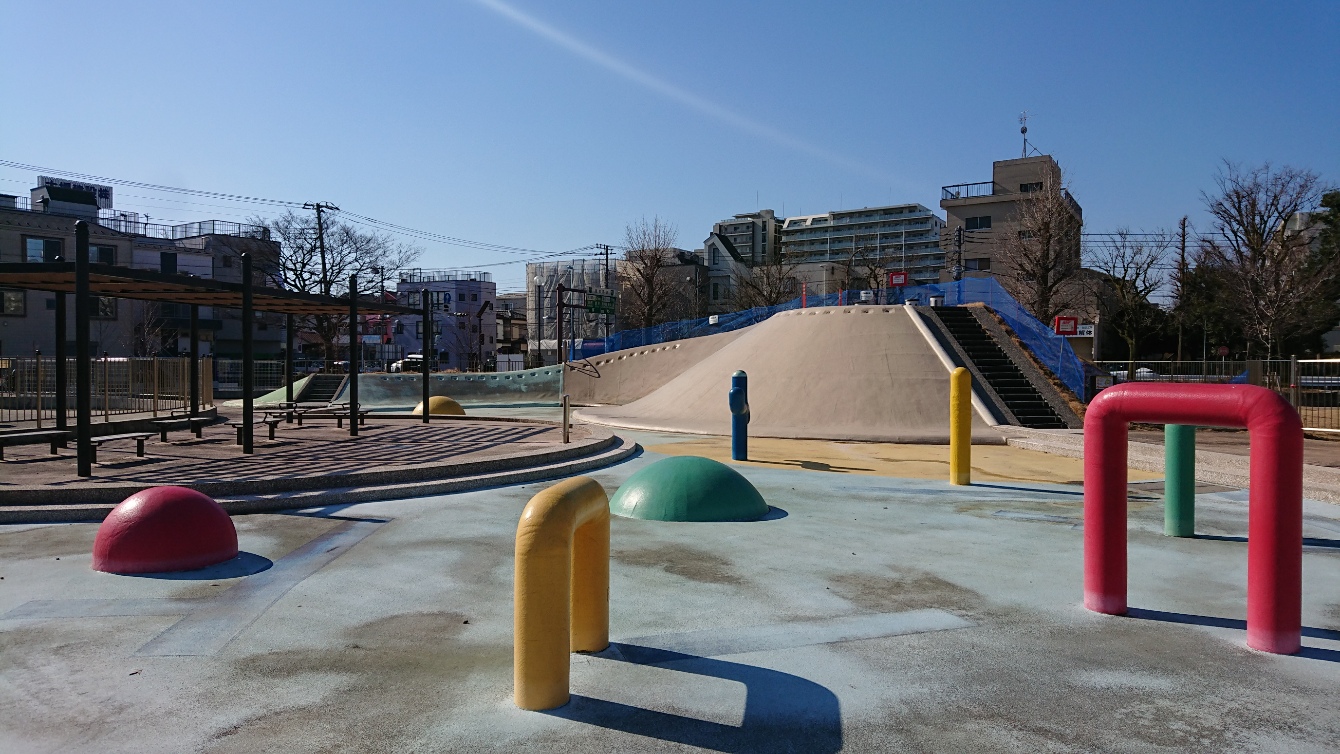 小田公園：大きなすべり台はこのうえなくスリリング！もはやプール？のじゃぶじゃぶ池もある楽しいスポット。[川崎市川崎区
