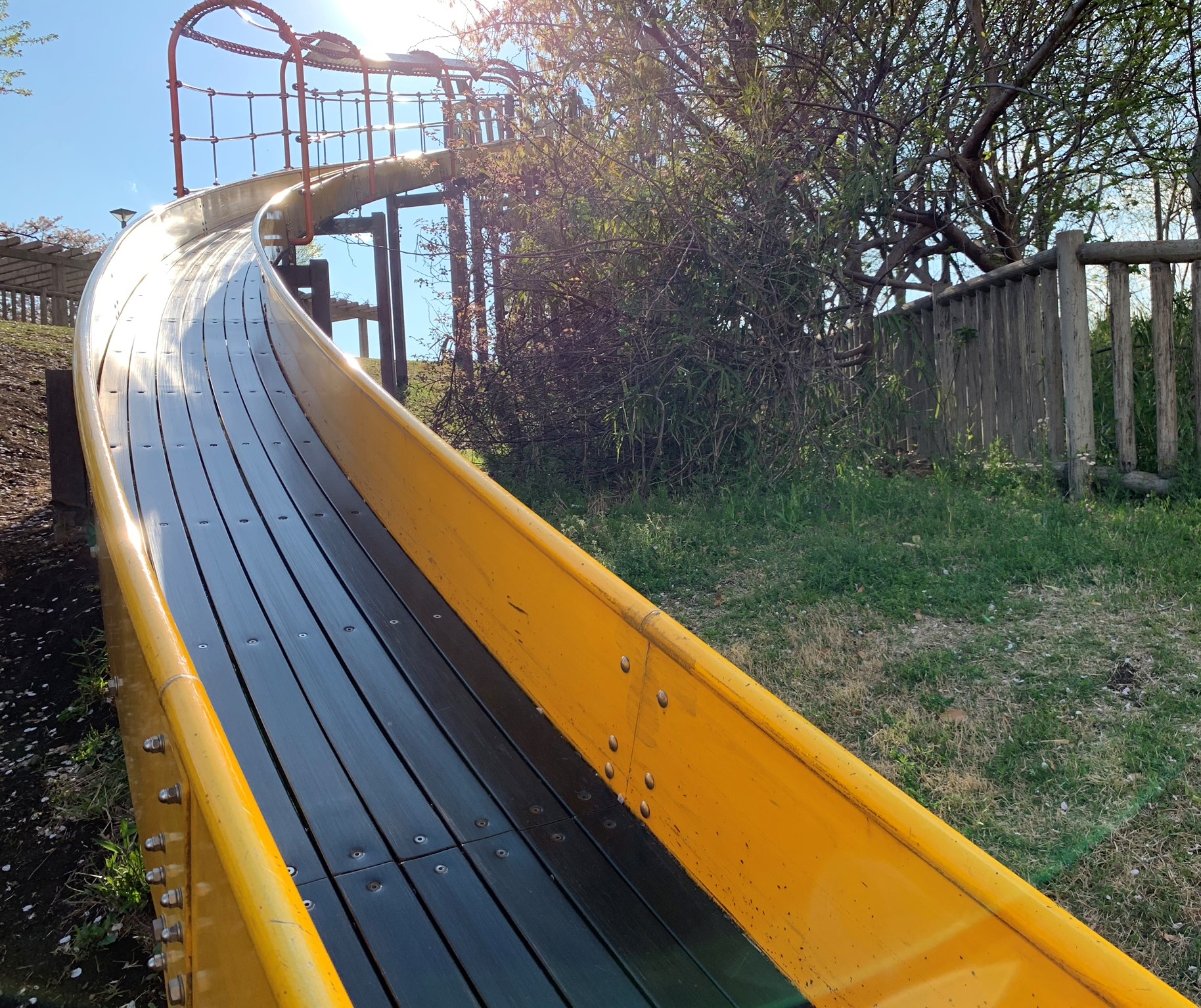なかむら公園：スリル満点のロングすべり台＆アスレチックのほか、芝生