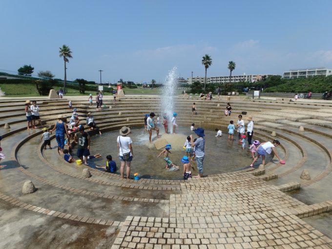 子供と水遊び 湘南のじゃぶじゃぶ池で遊べるスポット6選 年夏期利用状況追加 湘南エリア 横浜 湘南で子供と遊ぶ あそびい横浜 湘南