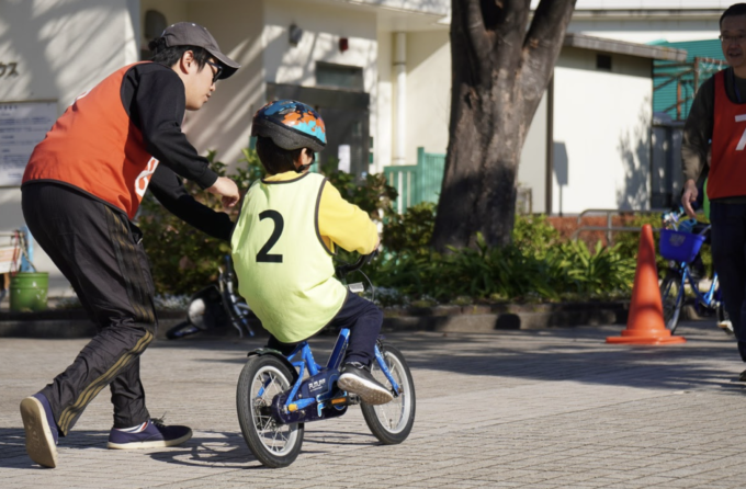 自転車はじめて教室 ２時間で乗れる子多数 今乗れなくても 自転車がなくても大丈夫 プロがお子さんに楽しく自転車の乗り方を教えてくれる 人気のプライベートレッスンもグループレッスンも 先着受付中 21年6月日 日 6月27日 日 北新横浜駅3分 横浜 湘南