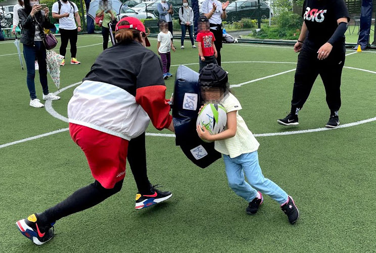ラグビーはじめて体験 追いかけっこみたいで楽しい ボールを持って全力で走る タックルも新体験 サッカー野球だけじゃないスポーツ体験を もと女子日本代表と一緒に 21年9月26日 日 10月24日 日 都筑区仲町台 横浜 湘南で子供と遊ぶ あそびい横浜 湘南