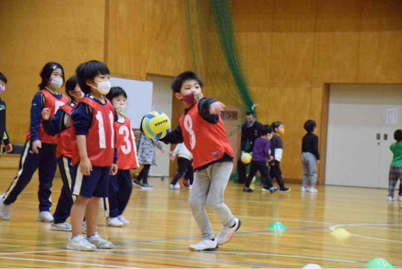 ドッジボールを 日本代表選手 に習おう 小学生集まれ 一緒にゲーム 投げる とる 避けるがわかる 代表選手やみんなとのゲームが楽しい 2回目参加も大歓迎 習う ゲームの2クラス 先着受付中 22年12月4日 日 23年1月8日 日 都筑区仲町台 一日体験教室