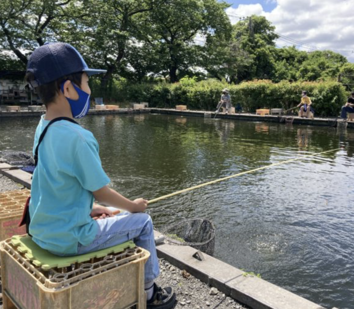 やま喜フィッシングセンター 緑区にある釣り掘に行ってきました 横浜で子供と初めての釣り体験 金魚 鯉 へら鮒釣り 手ぶら で行けて 釣れたら駄菓子に交換も 子供もできる釣り堀は ららぽーと横浜 と ズーラシア の近くにある