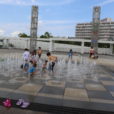 日産ウォーターパークと噴水広場：暑い日に遊びに行きたい！新横浜駅から歩いて行ける日産スタジアム。噴水広場とプール遊びが楽しめます！[ママレポ]