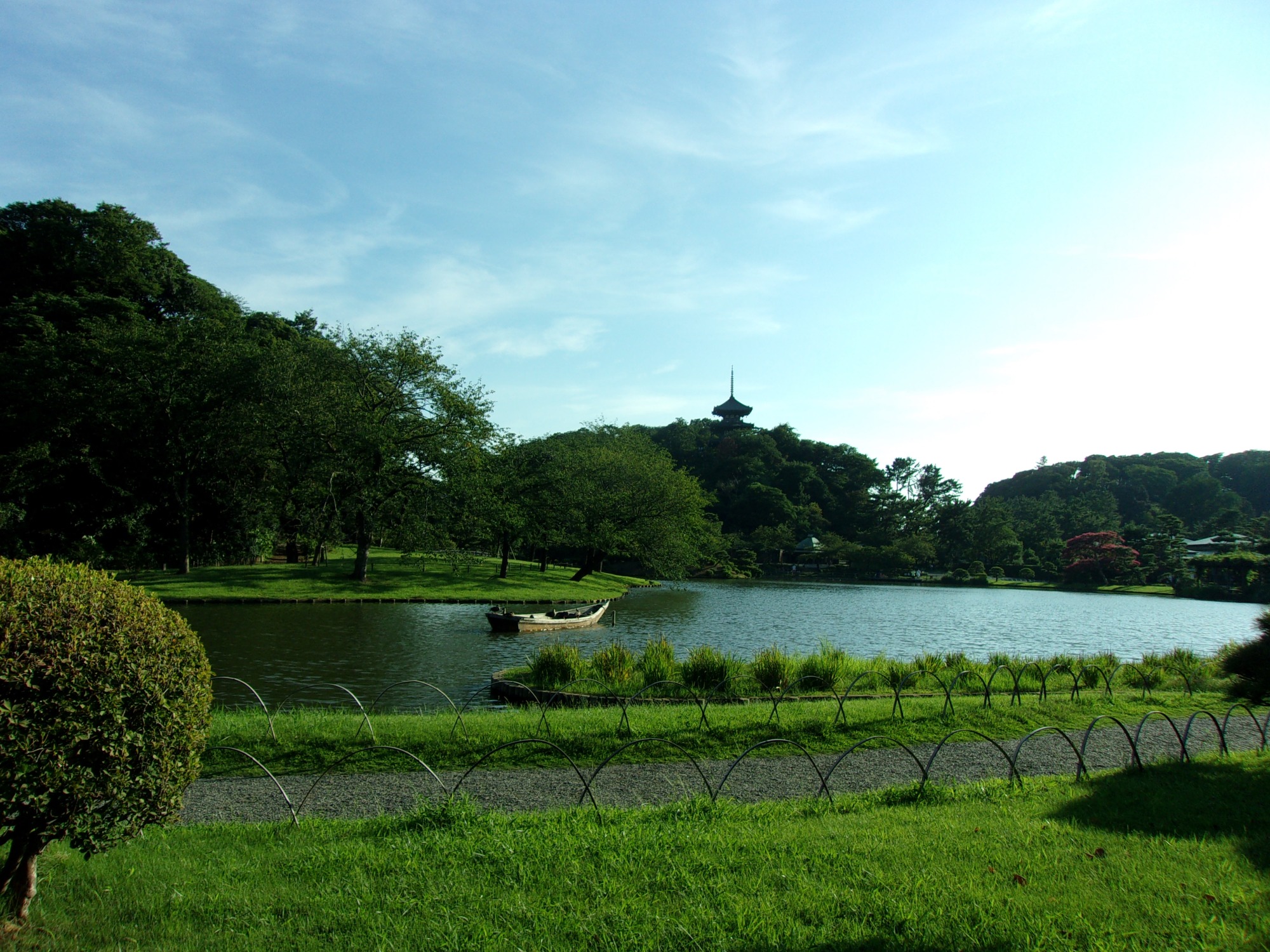 三渓園に行ってきました！広大な敷地の和風庭園 。鯉のエサやりや甘味処、山道探索など子供が楽しめる場所です。季節ごとのイベントもたくさん。春には桜、夏にはハス、秋はお月見に紅葉、冬はお正月に梅と一