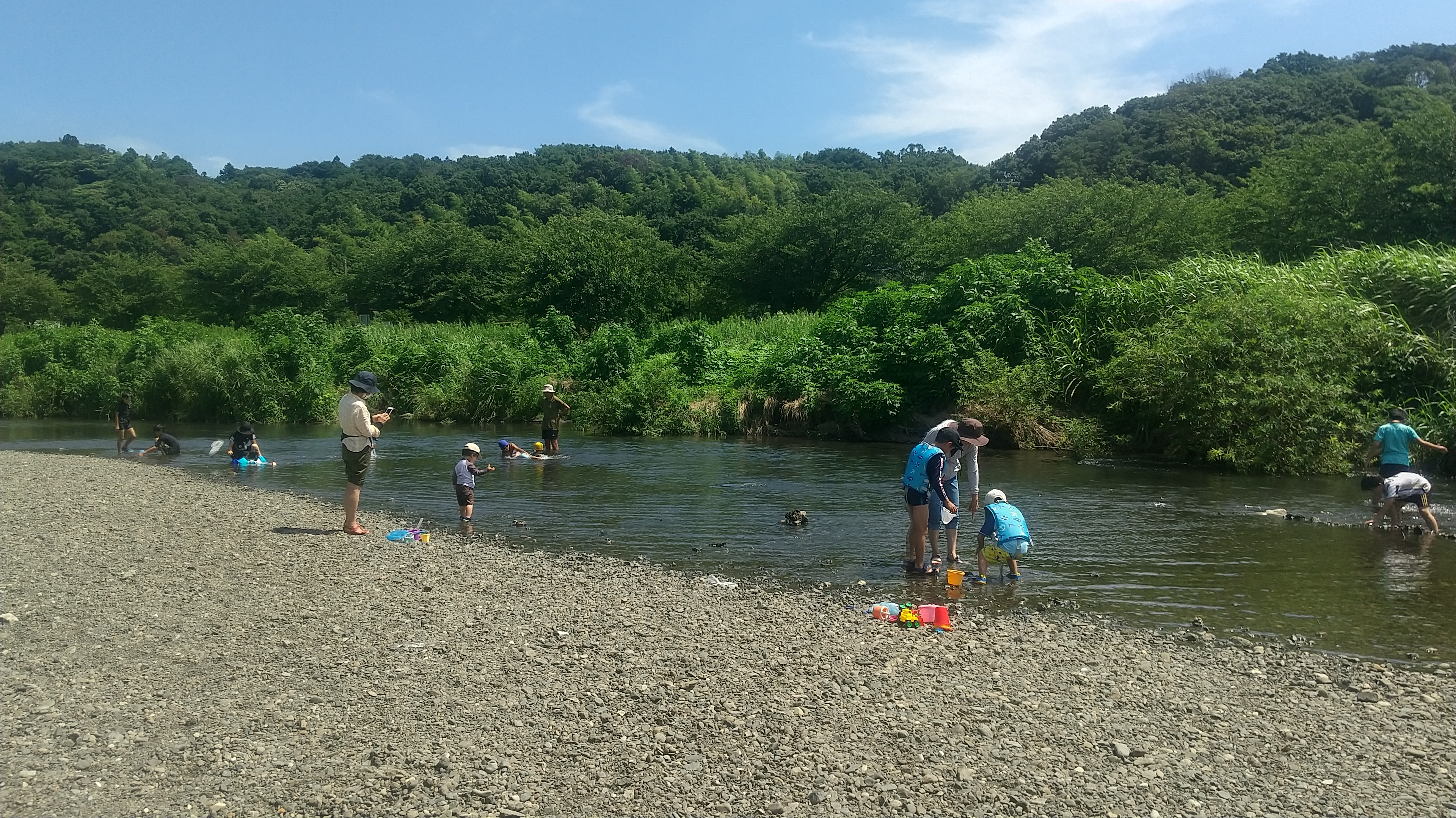 引地川親水公園 地元ママがおススメする夏の楽しみ方 穴場の河原で水遊び 自然の中で魚をつかまえたり石で何かを作ったり プールとは違う水遊び体験ができちゃいます 藤沢市 湘南エリア 横浜 湘南で子供と遊ぶ あそびい横浜 湘南