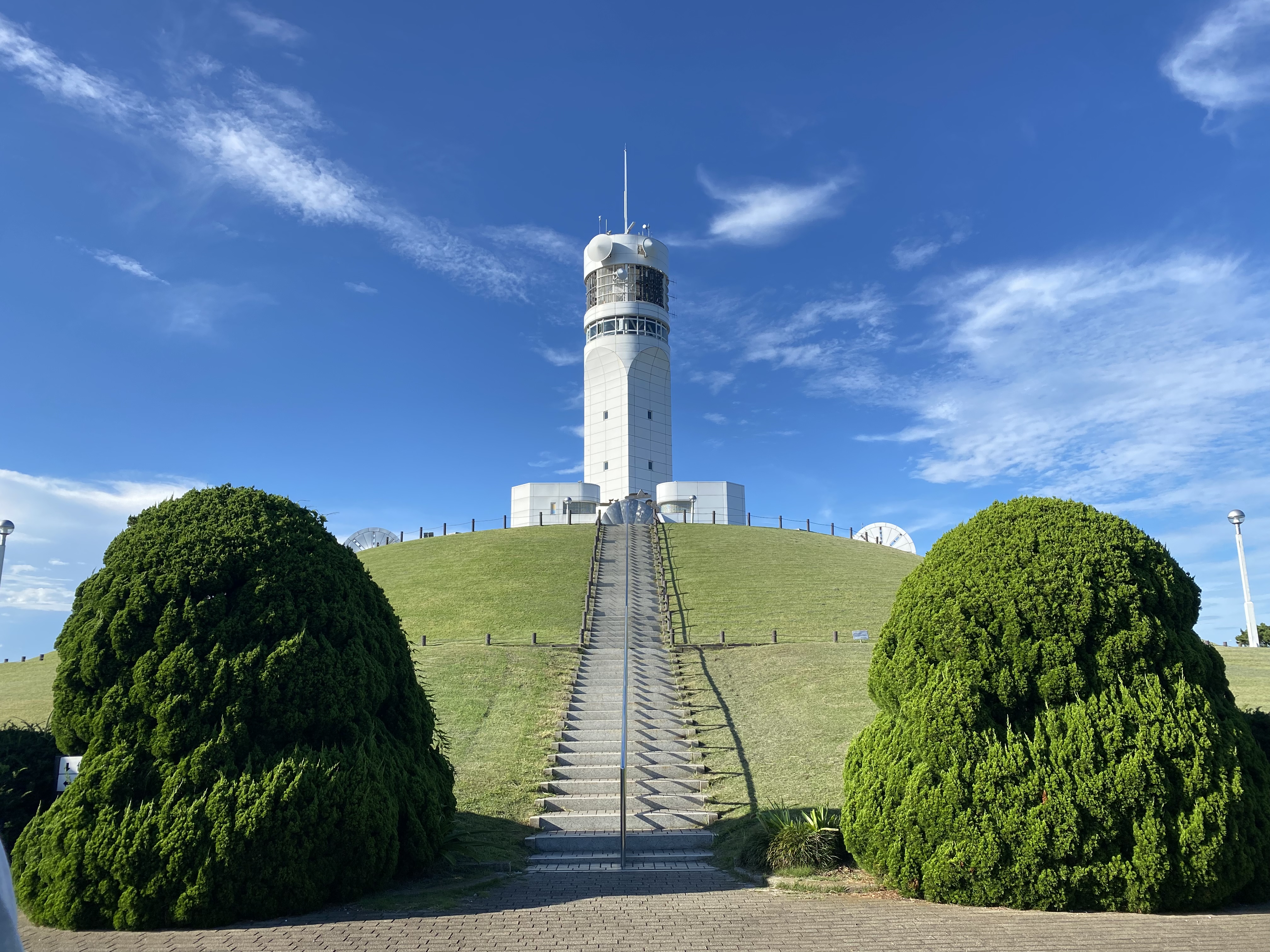 横浜港シンボルタワー】大型船、コンテナ！山下公園の向こう、海が