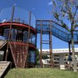 蒔田公園（まいたこうえん）：巨大遊具「どんぐりとりで」のある公園で遊んできました！小学生、幼児も満足の遊具あり。首都高を走るクルマや飛行機も見渡せる公園です。駅からも徒歩で行けます。[ママレポ 2022年]