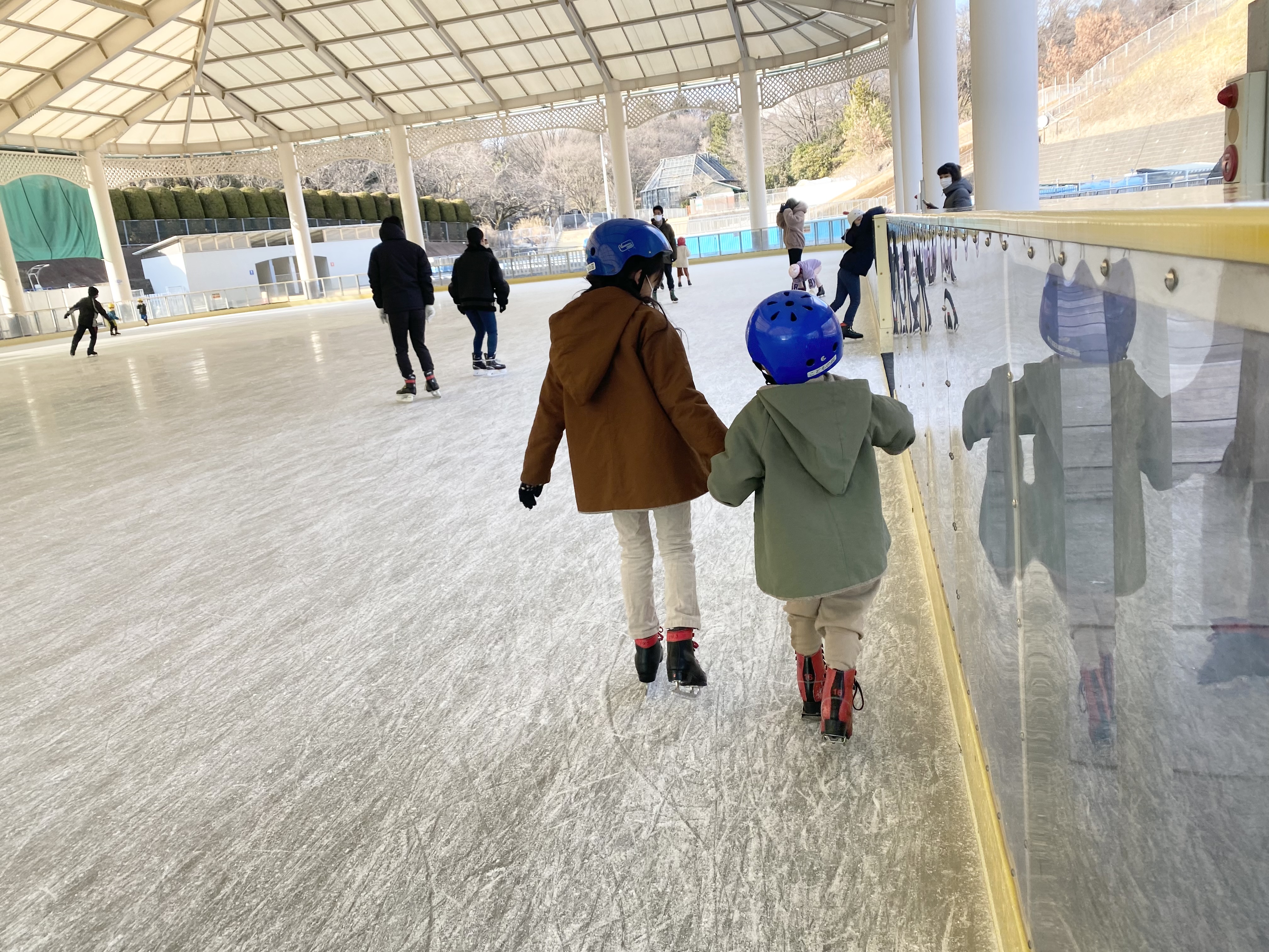 こどもの国 アイススケートリンク】冬季限定のスケートリンク登場！スケートデビューにオススメ！子供連れに優しい施設なので安心。もちろん園内も遊びスポット満載でたっぷり楽しめました。[ママレポ]  | 横浜・湘南で子供と遊ぶ - あそびい横浜・湘南