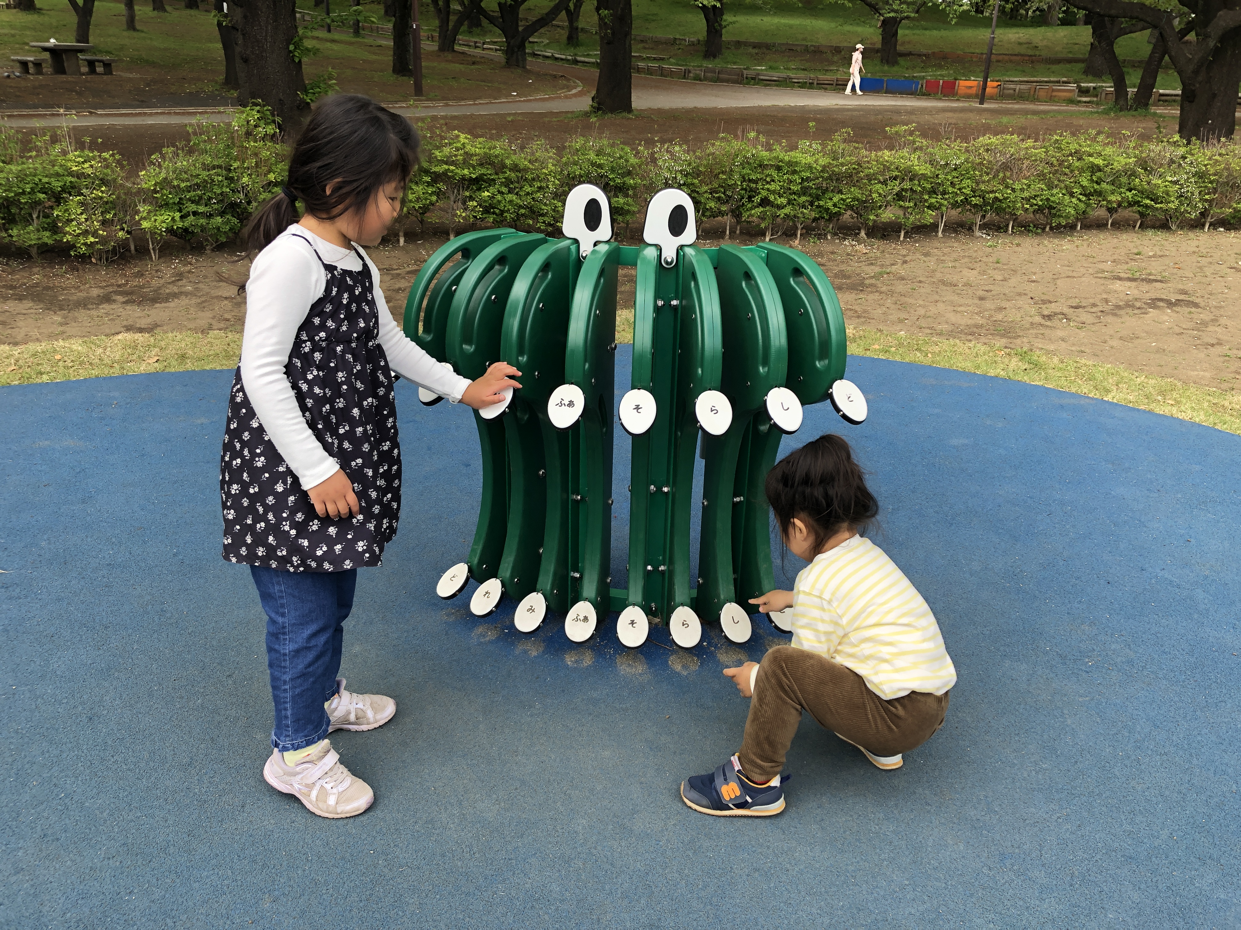 SMURF　40713　スマーフ3体　ブランコ　シーソー　すべり台　公園 ブランコとすべり台が一体型の遊具がある「宮崎6丁目公園」 -川崎市