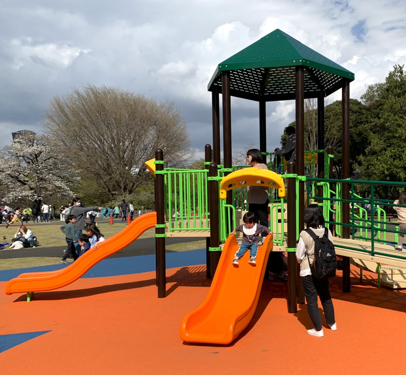 平塚市総合公園 みんなの広場（インクルーシブ遊具広場）：2023年3月オープン！「誰もが自由に一緒に遊べる」広場が登場！[平塚市] 【湘南