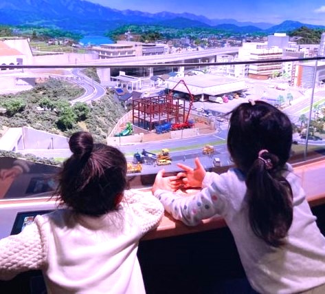 いすゞプラザ：2 歳・5 歳・9 歳連れで行ってきました！働くクルマが
