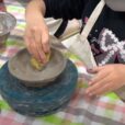 5）親子で陶芸：親子一緒に手回しロクロを使って作品づくり。お皿や器はもちろん、キャラクターなどなんでもOK！