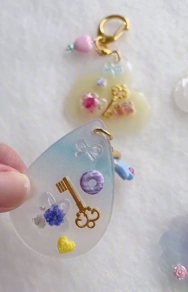 ゆきそら様お取り置き5/27まで猫レジンヘアゴム薔薇にタッチ雲形