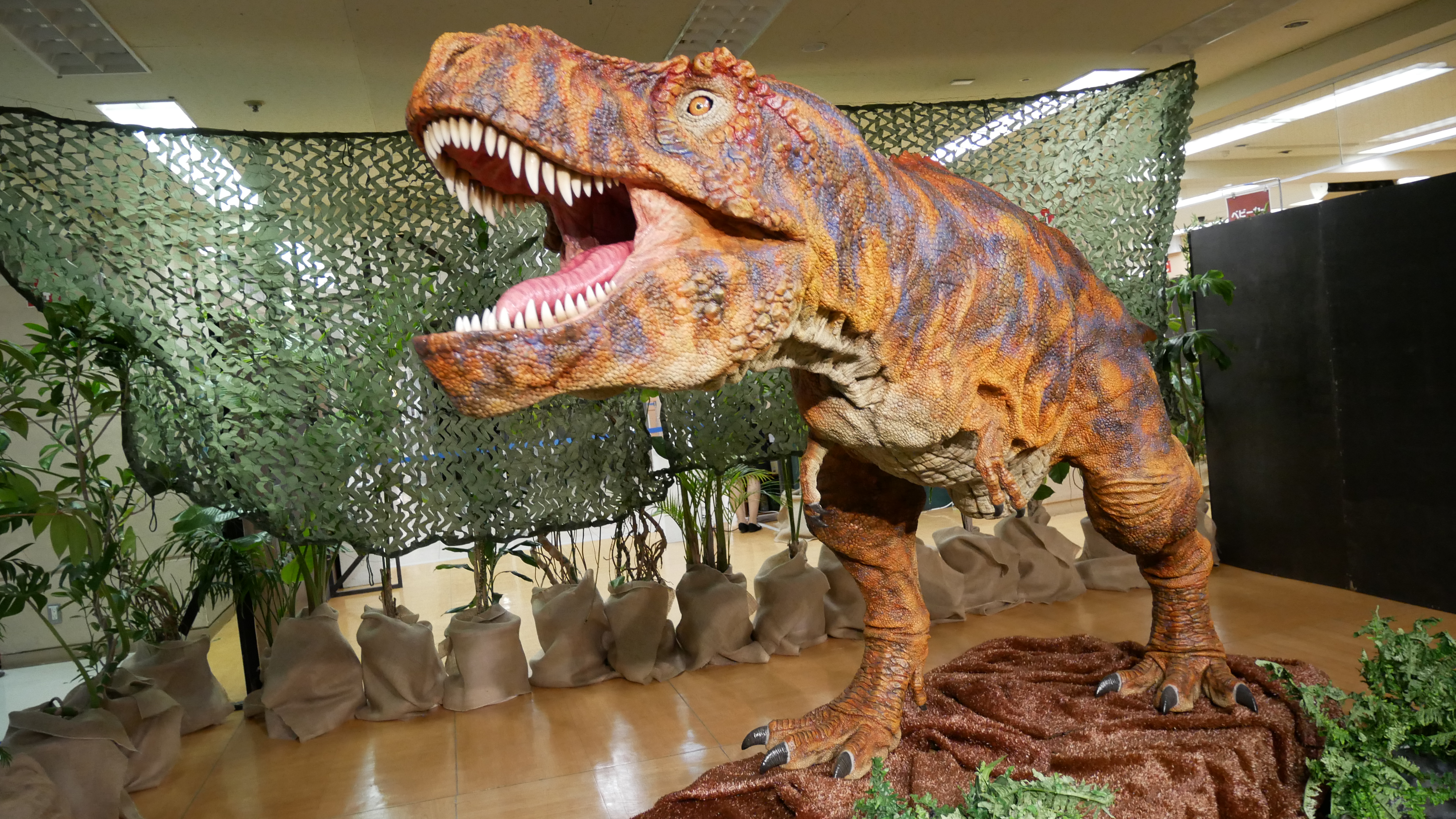 動くティラノサウルスが登場！化石発掘やペイントワークショップも［4 